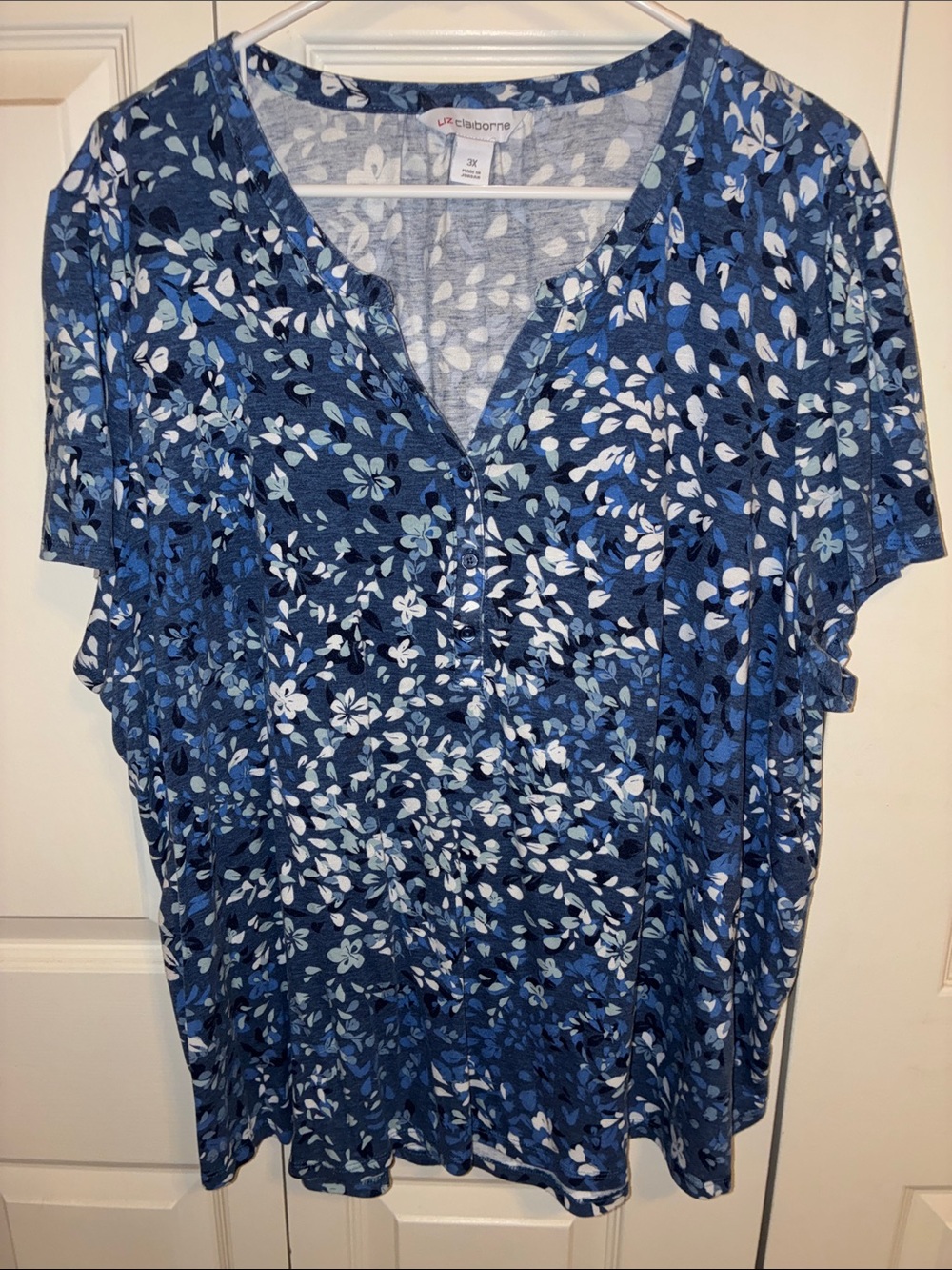 Liz Claiborne Navy and Light Blue Floral V-Neck Top